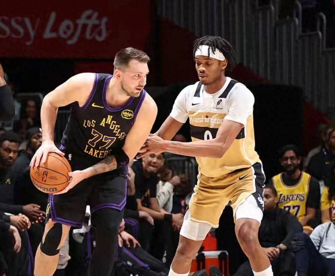 独行侠NBA战胜菲尼克斯太阳东契奇后撤步三分的简单介绍